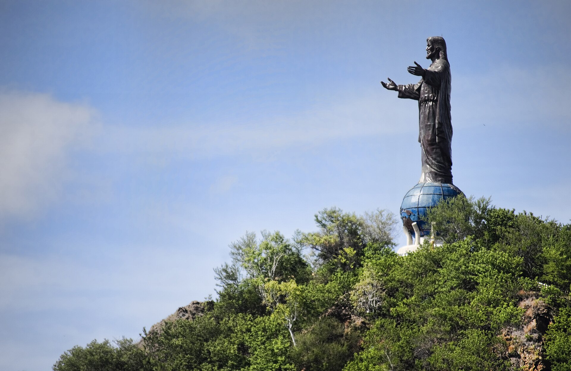 Estátua Cristo Rei iha foho matak leten baía Dili, Timor-Leste